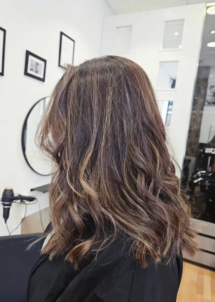 Corte clavicut iluminado con mechas | El Petit Saló Sabadell