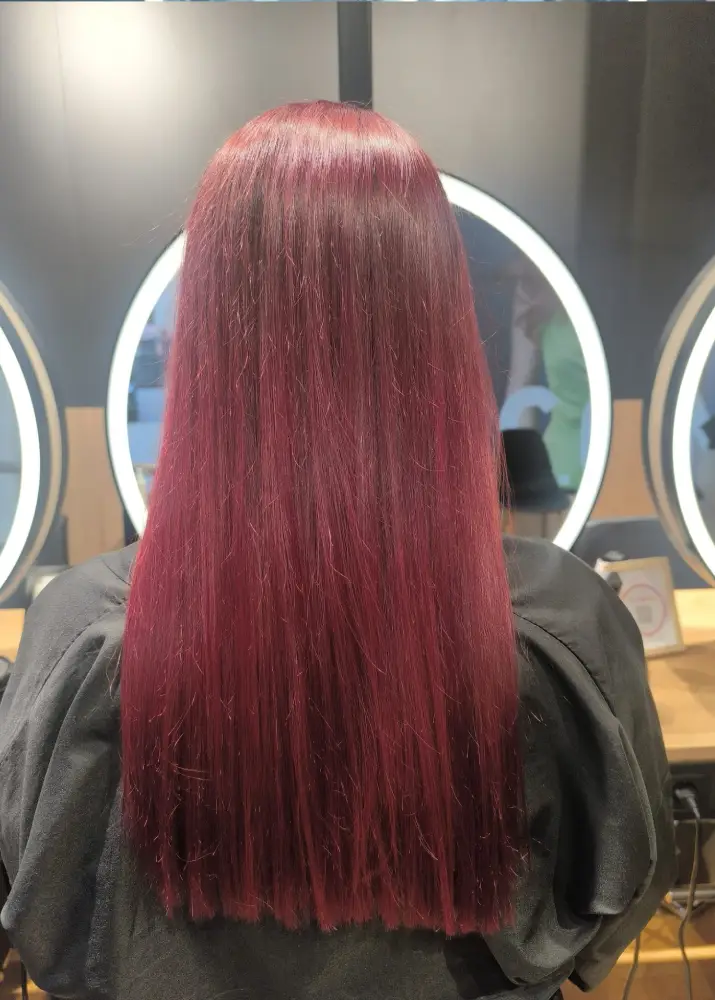 Después de un tinte un rojo cereza más acabado liso brillante en El Petit Saló Sabadell
